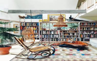 別再費(fèi)勁整書房了，整面墻的大書架才最實(shí)用！