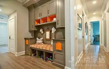 沒有換鞋凳的玄關，就只能算是擺設，浪費空間！