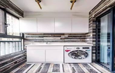 陽臺只裝一個晾衣架？實在太浪費，現在家家都這樣在陽臺裝吊柜！