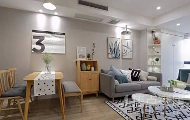 55㎡的小戶型竟然一點(diǎn)也不擠，主臥室還有個(gè)大衣帽間！