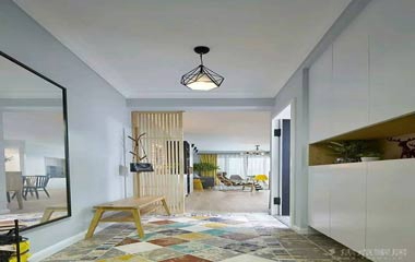 　　這是一套北歐風(fēng)格的裝修案例，設(shè)計(jì)師完美利用主臥的斜角做了衣