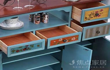 作為進入房間的第一個空間，擺設是很重要的